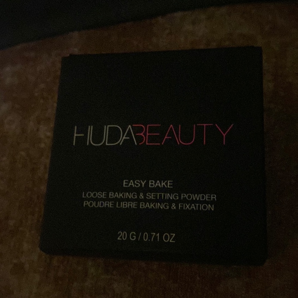 Huda Beauty Easy Bake loose setting powder in shade “Cupcake”
